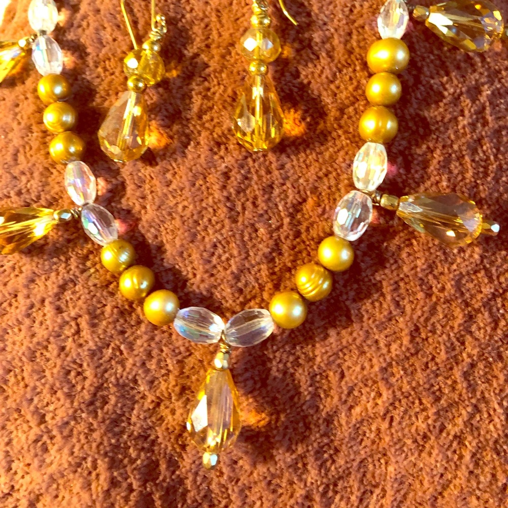 Pearl and crystal necklace w/earrings